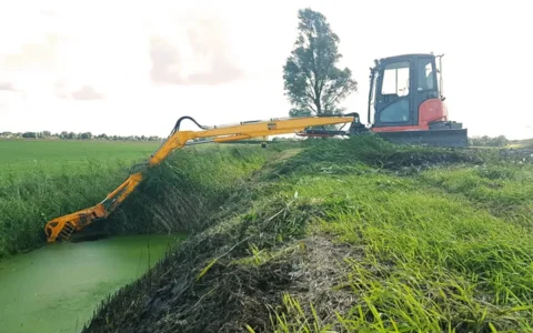 herder-booms-with-mowing-bucket