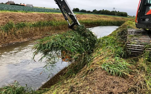 herder-mowing-bucket-mrzt-longreach-boom