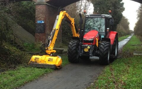 musketier-mowing-arm-massey-ferguson-tractor